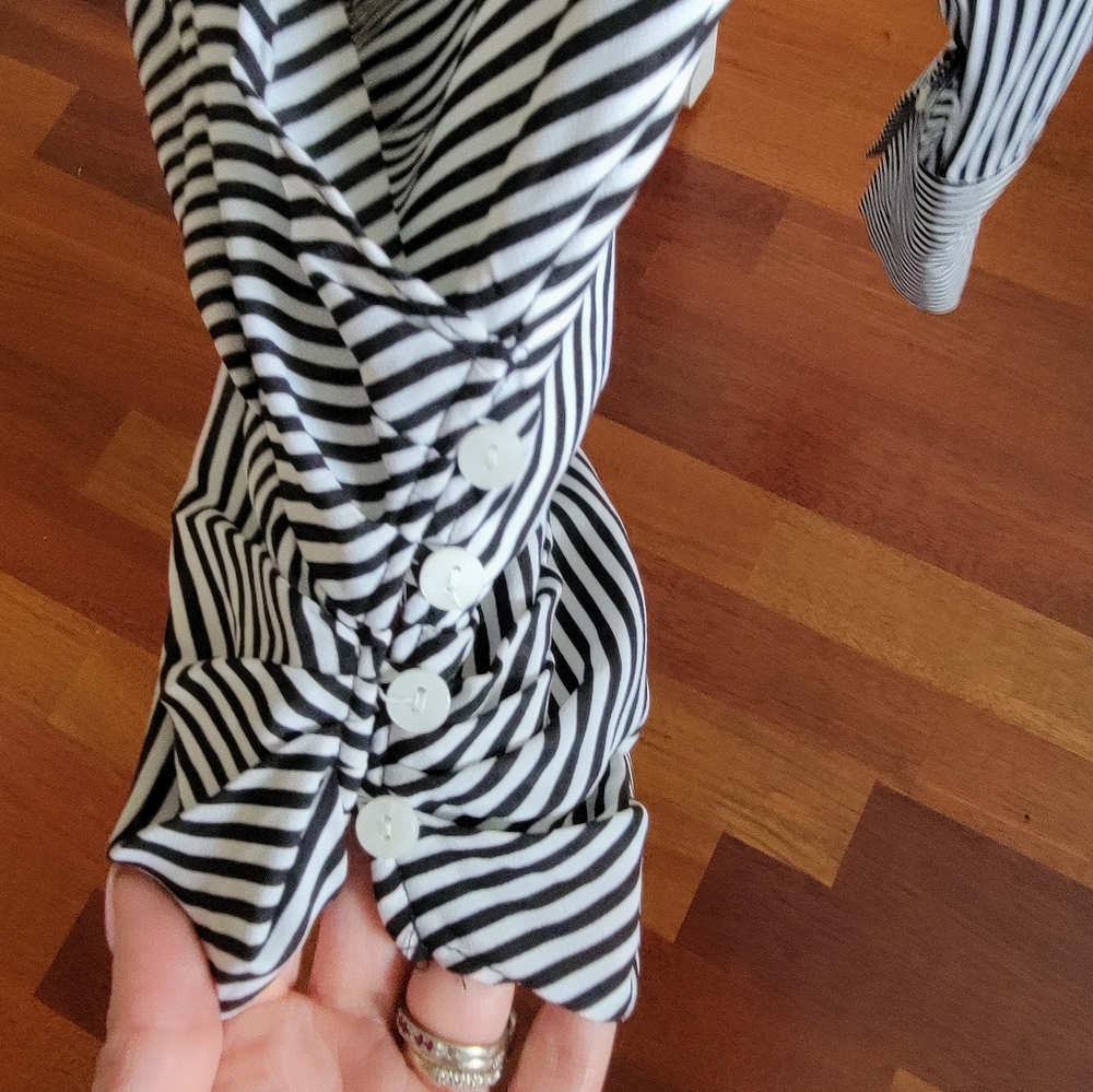 Flattering Side Rouched Blouse - Picture 3 of 4
